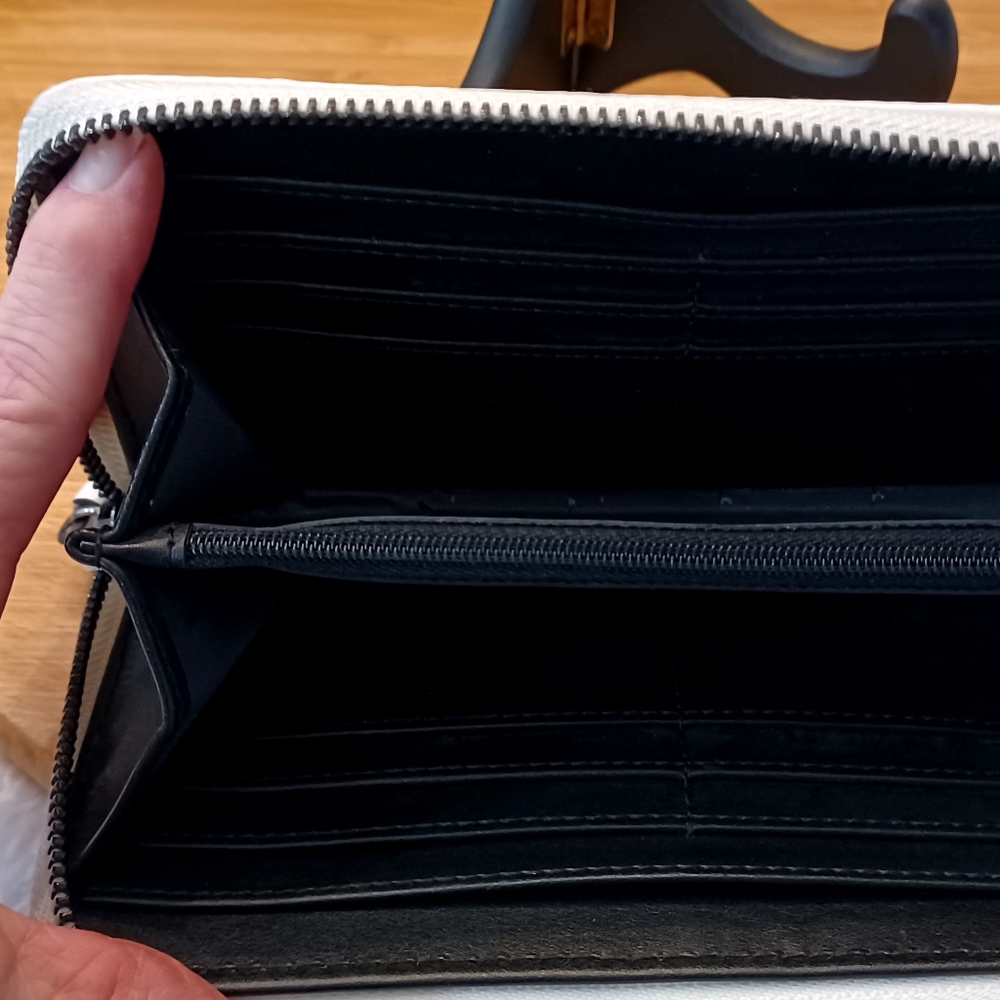 Simply Vera Vera Wang Wallet White (Pre-owned) - Picture 3 of 4